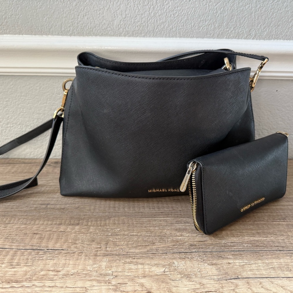 Michael Kors Black Shoulder Bag with Wallet - Picture 3 of 9